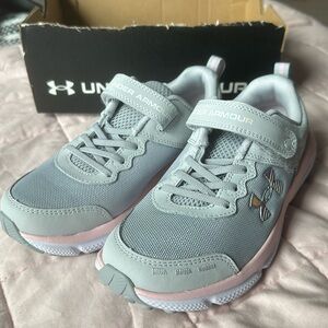 UA GPS Assert 10 wide AC
Gray/pink